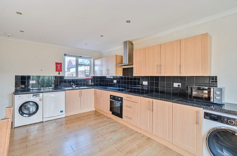 Room Elmshott Lane in Slough