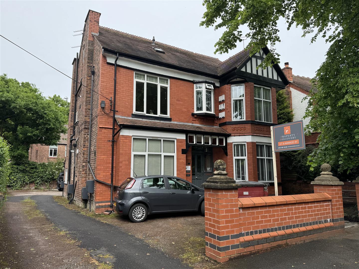 Flat Belfield Road in Manchester