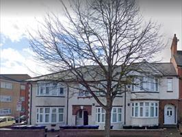 Flat Kingsthorpe Grove in Northampton