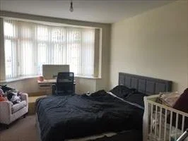 Flat Kingsthorpe Grove in Northampton