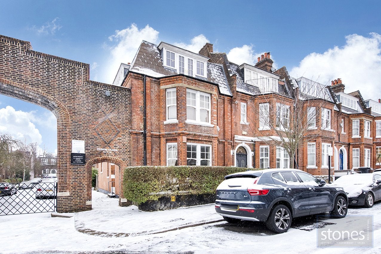 Flat Tudor Close in Greater London