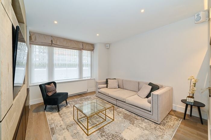 Flat Walton Street in Greater London