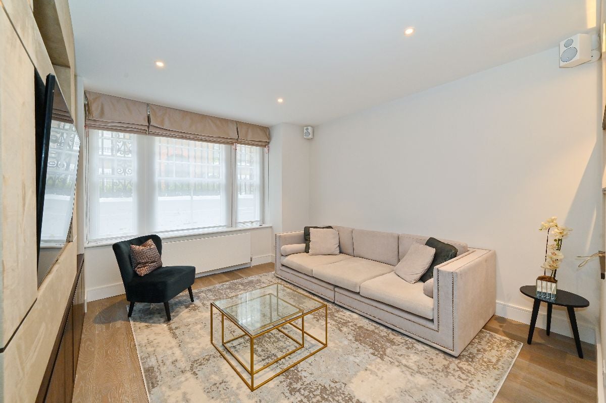 Flat Walton Street in Greater London