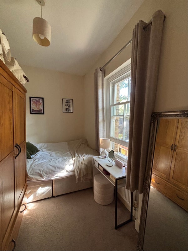 Room Edgeley Road in Greater London