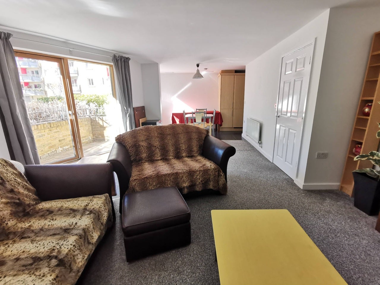 Flat Pancras Way in Greater London