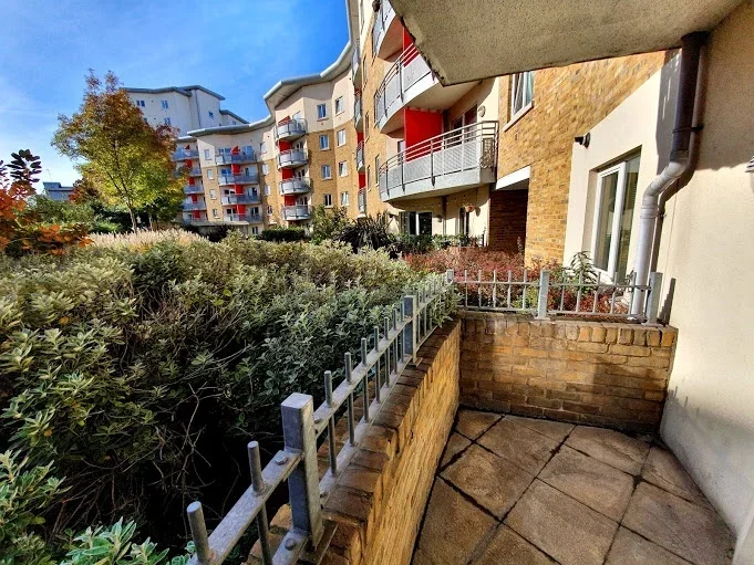 Flat Pancras Way in Greater London