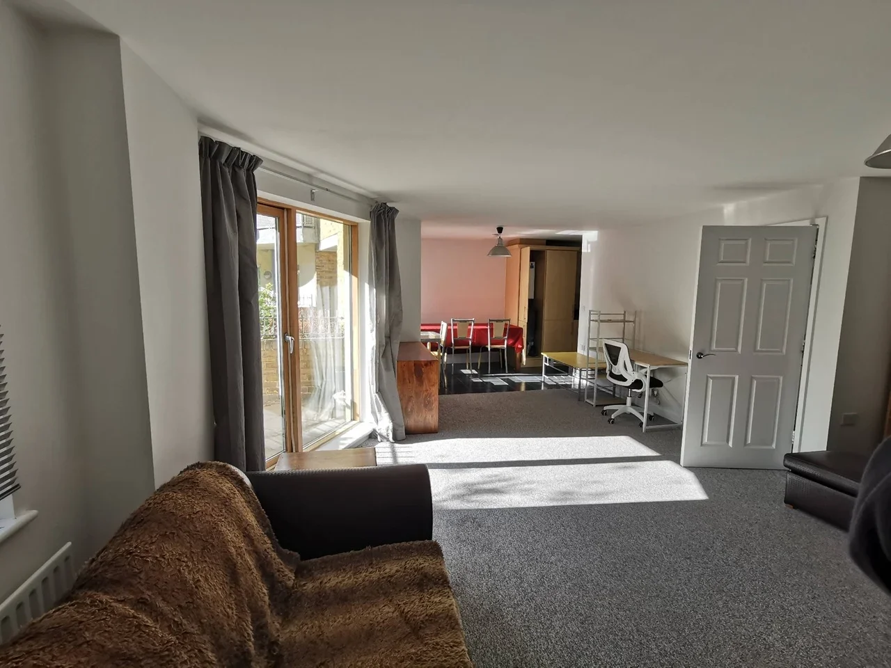 Flat Pancras Way in Greater London
