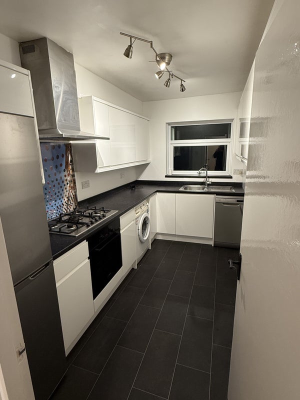 Room Sanderstead Road in Greater London
