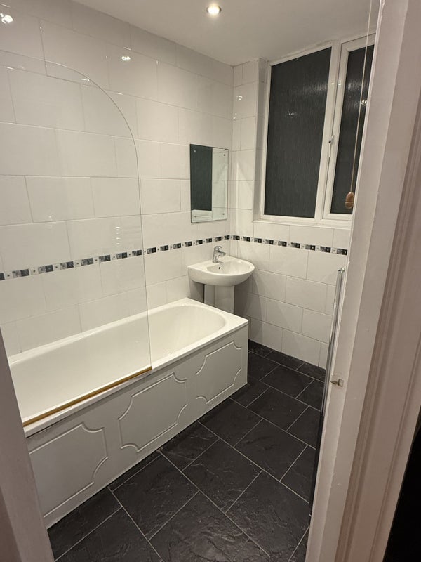 Room Sanderstead Road in Greater London