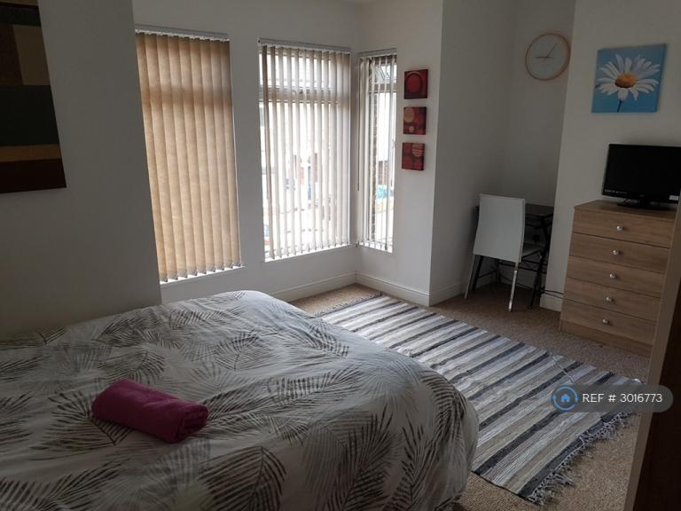 Room De La Pole Avenue in Hull