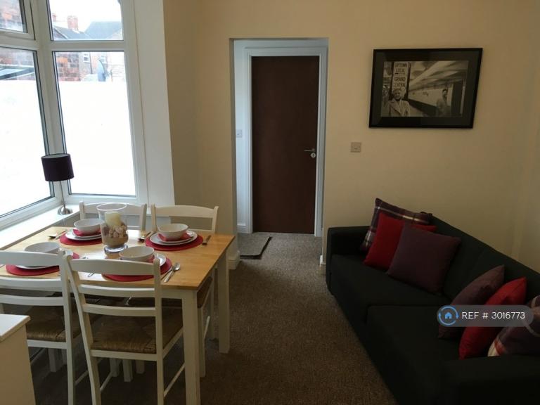 Room De La Pole Avenue in Hull
