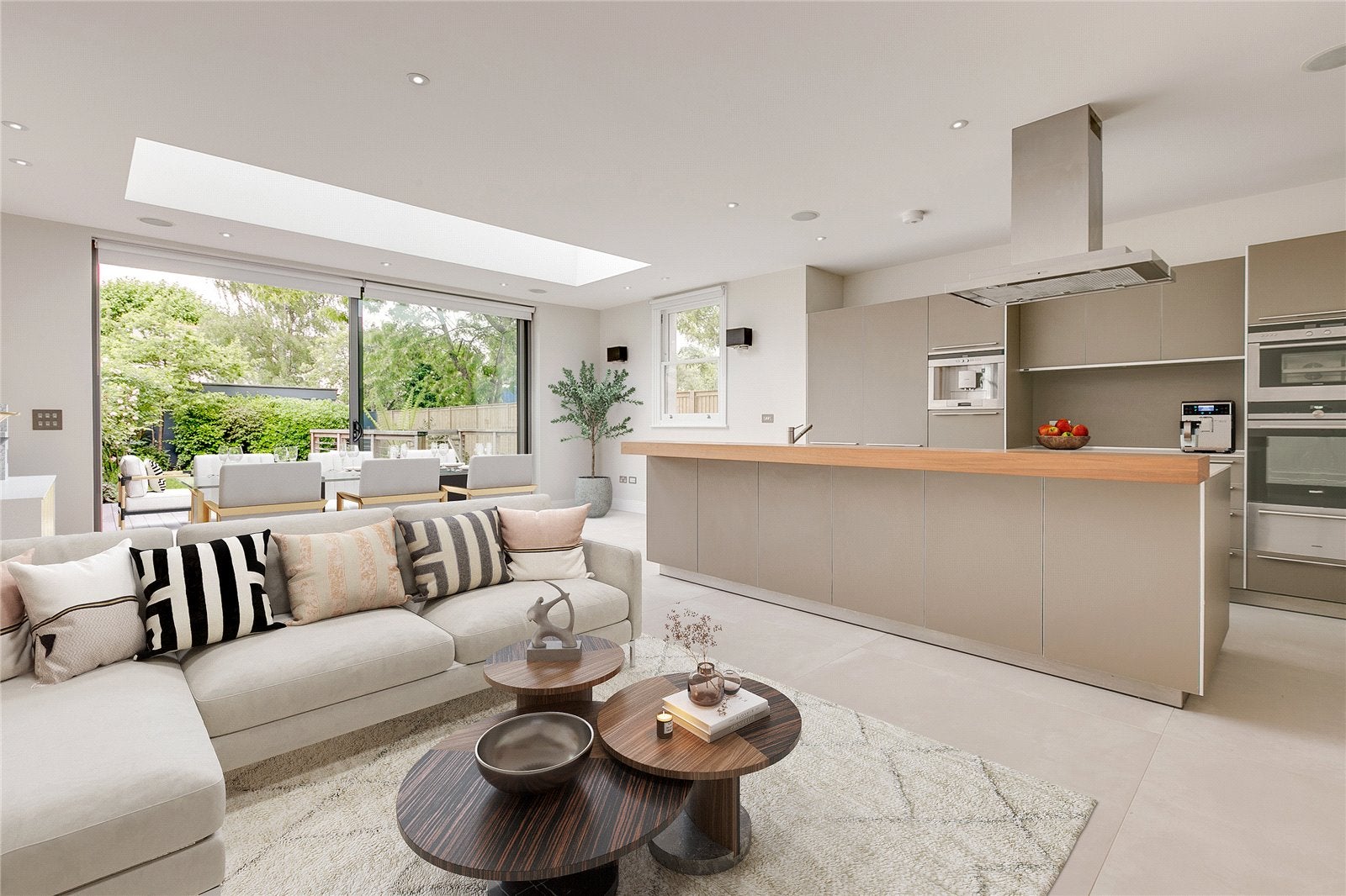 House Melville Road in Greater London