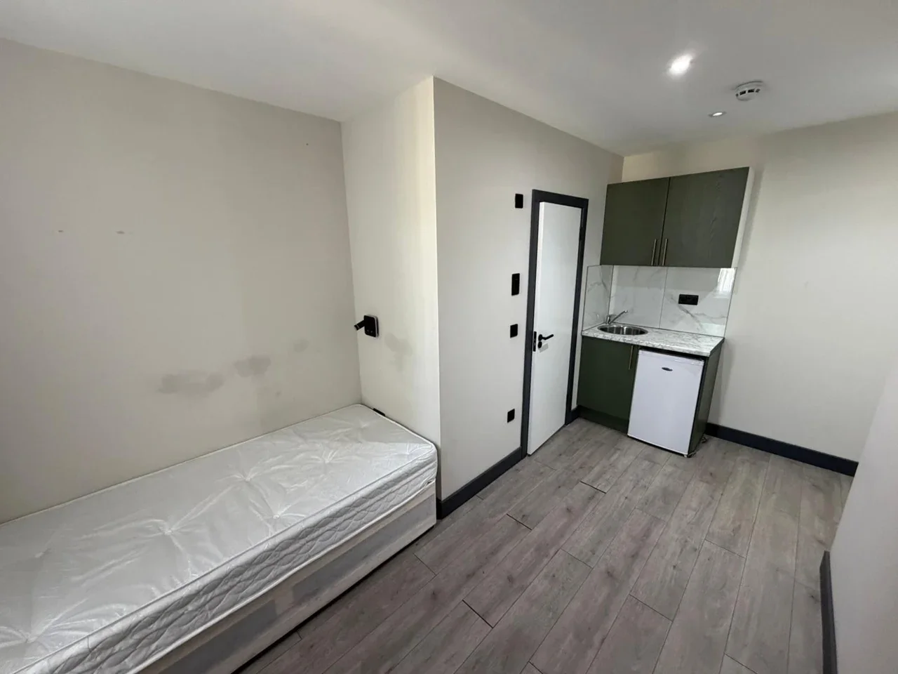 Flat Berriman Road in Greater London
