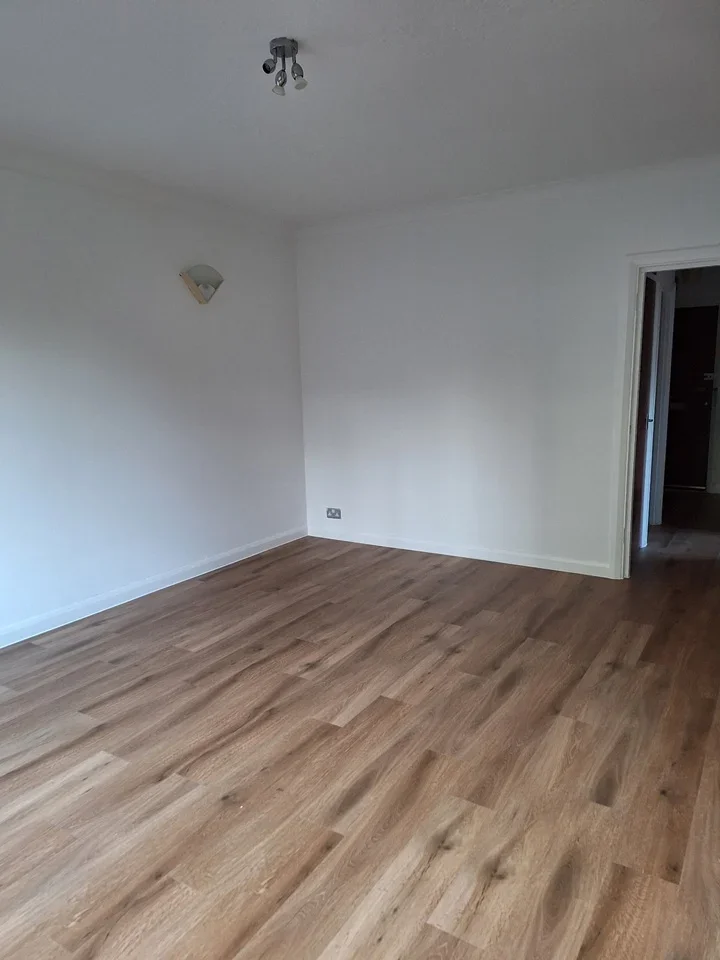 Flat Blyth Road in Greater London