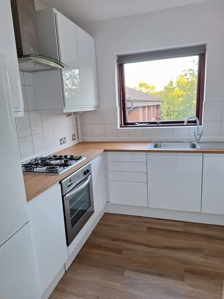 Flat Blyth Road in Greater London