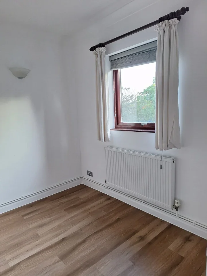 Flat Blyth Road in Greater London