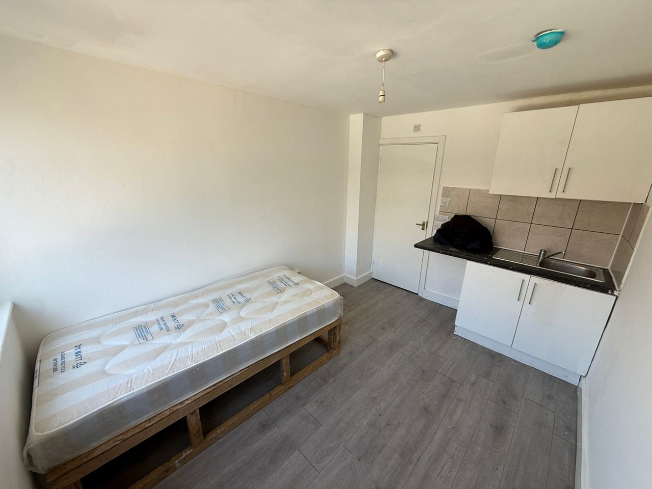 Room King's Avenue in Greater London