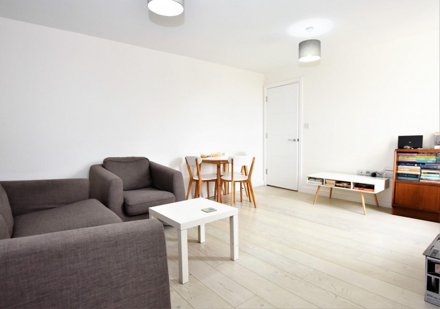 Flat Sheldons Court in Cheltenham