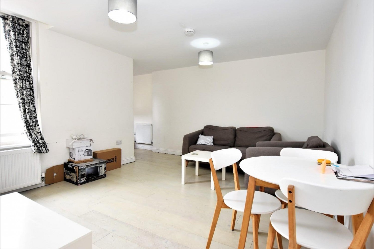 Flat Sheldons Court in Cheltenham