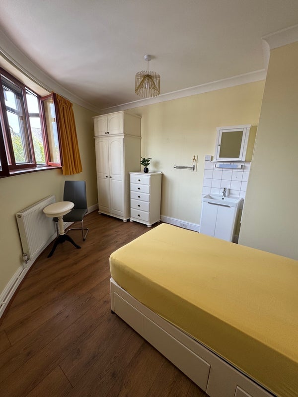 Room Station Road in Greater London