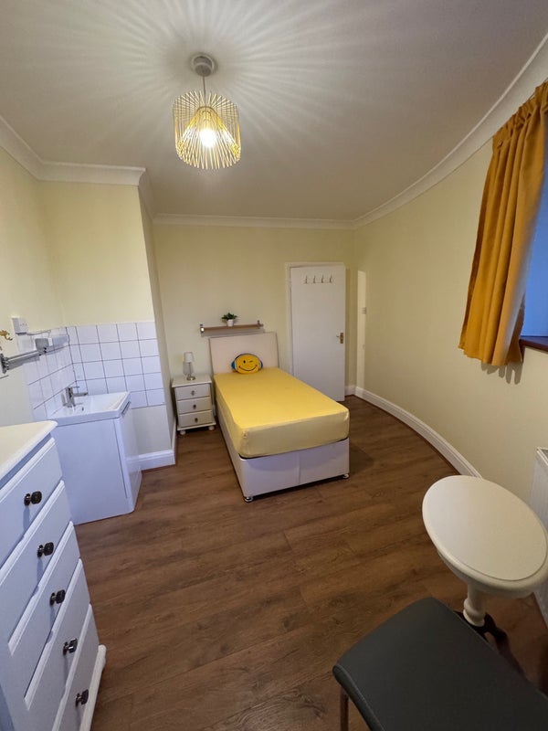 Room Station Road in Greater London