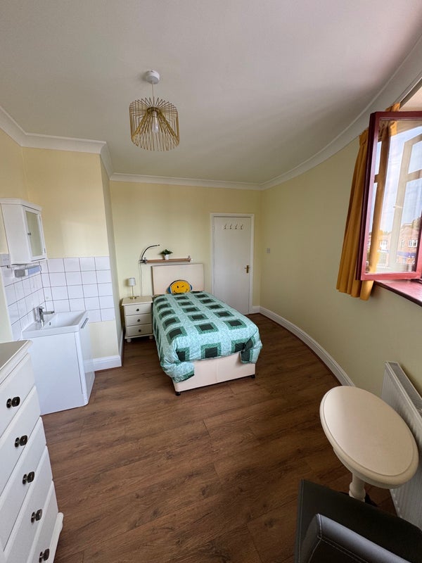Room Station Road in Greater London