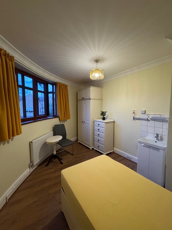 Room Station Road in Greater London
