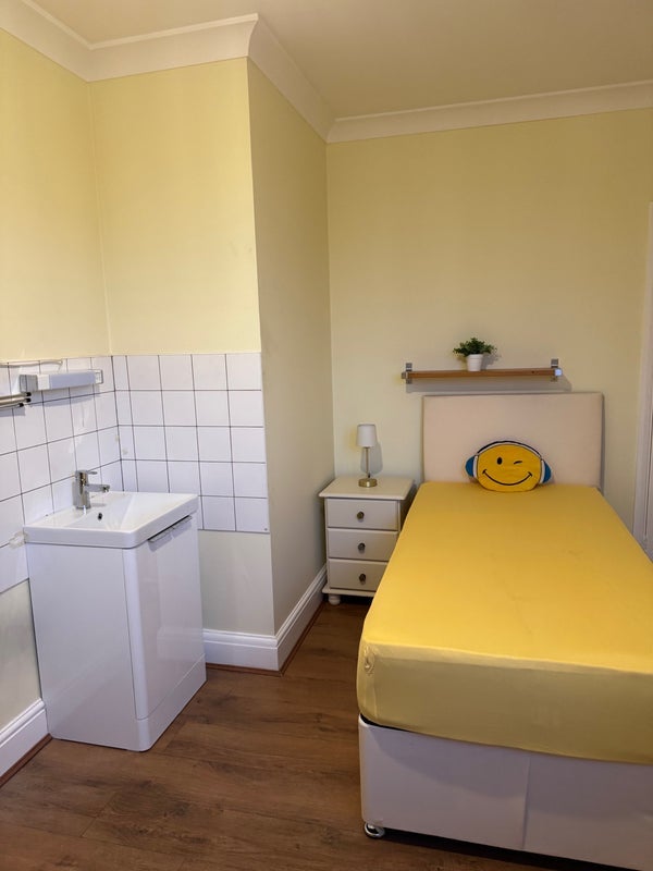 Room Station Road in Greater London