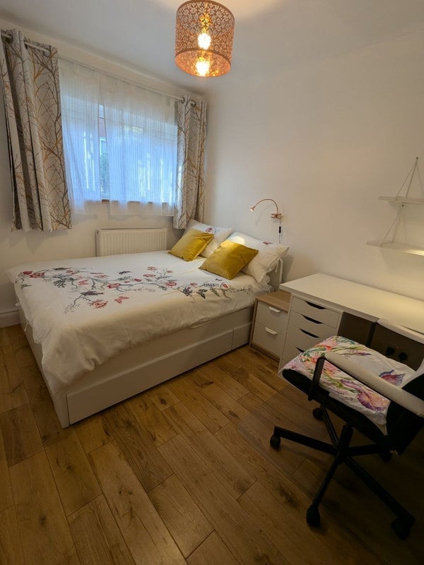 Room Cossall Walk in Greater London