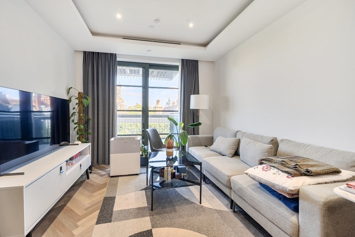 Flat Sawyer Street in Greater London