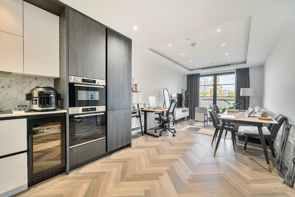 Flat Sawyer Street in Greater London