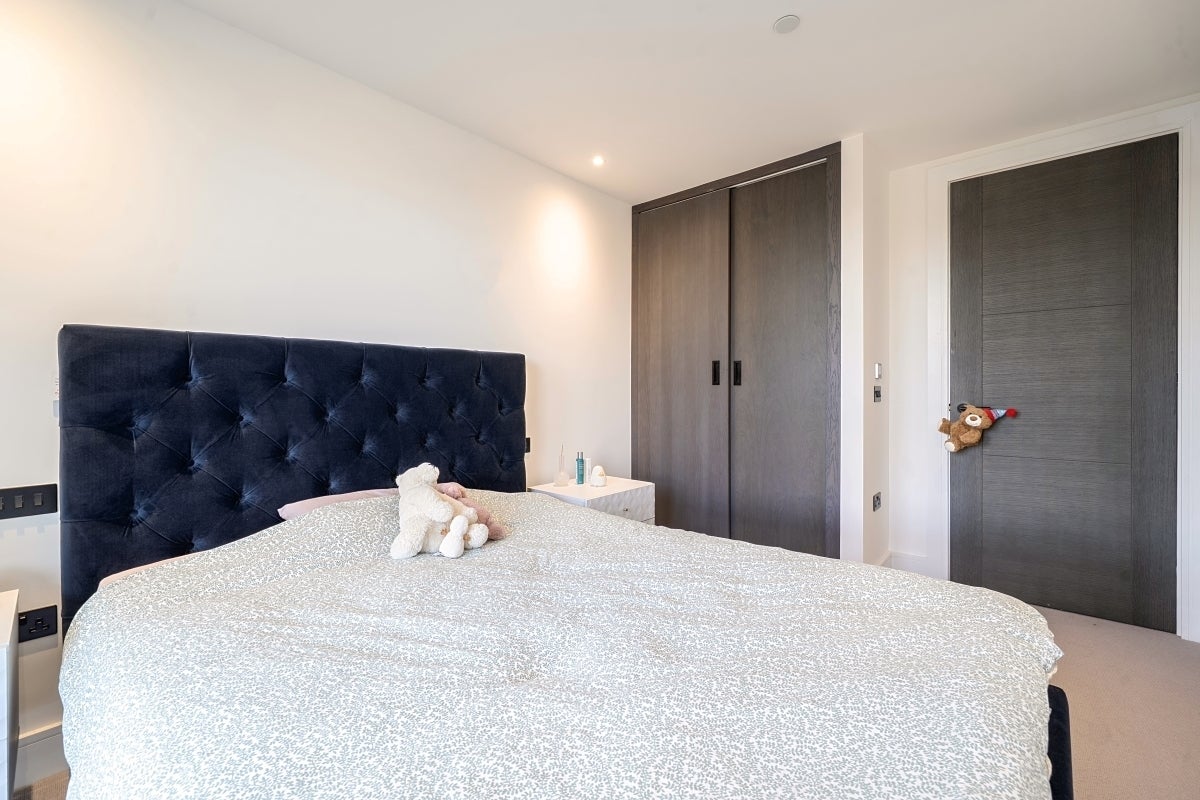 Flat Sawyer Street in Greater London