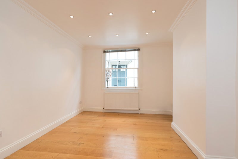 Flat Holly Mount in Greater London