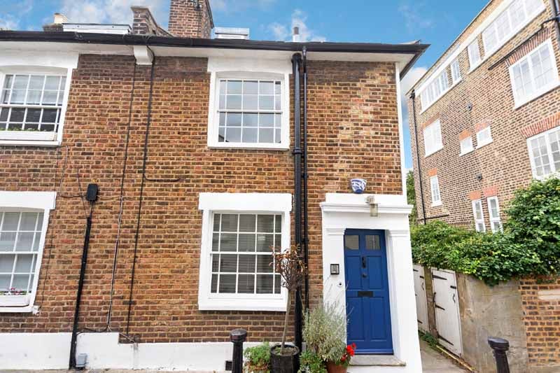 Flat Holly Mount in Greater London
