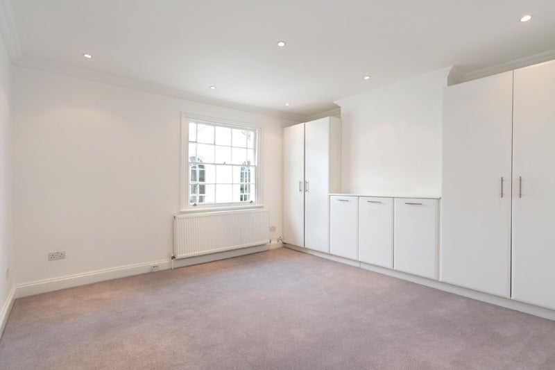 Flat Holly Mount in Greater London