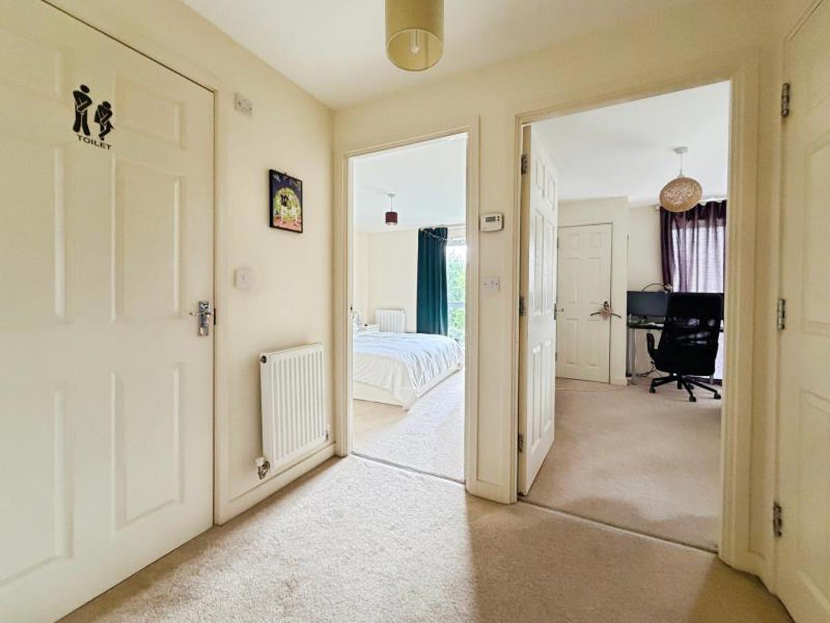Flat Kittiwake Drive in Bristol
