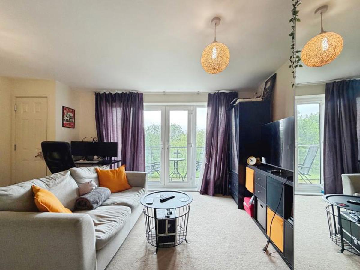 Flat Kittiwake Drive in Bristol