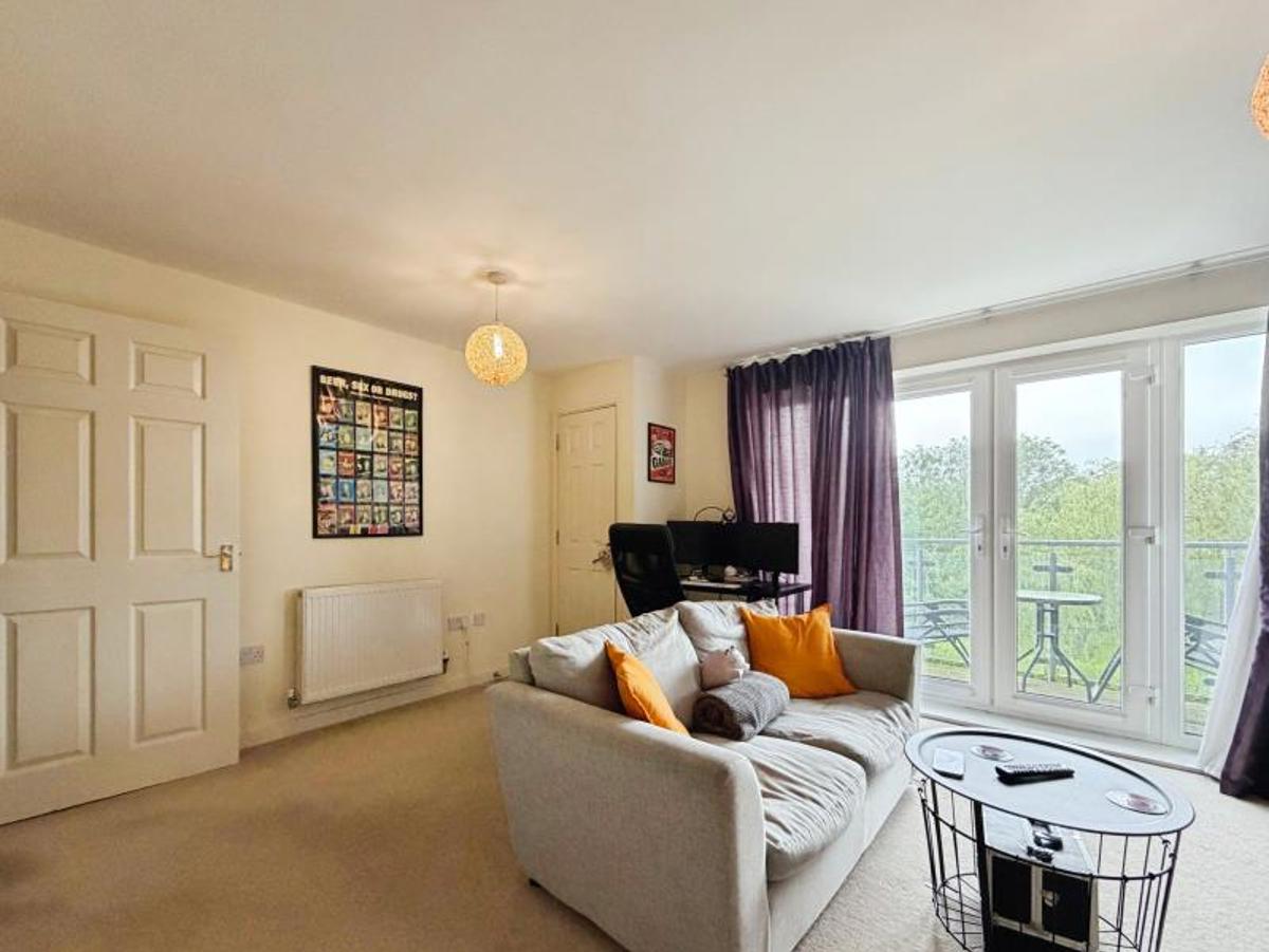 Flat Kittiwake Drive in Bristol