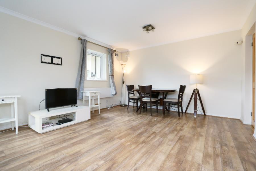 Flat Maplehurst Close in Greater London