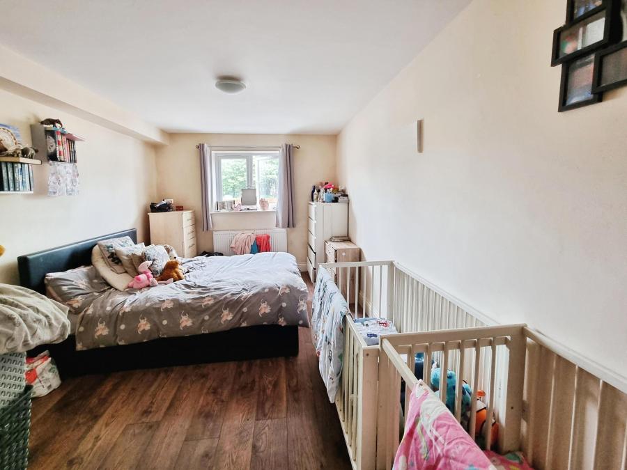 Flat Gordon Avenue in Arun