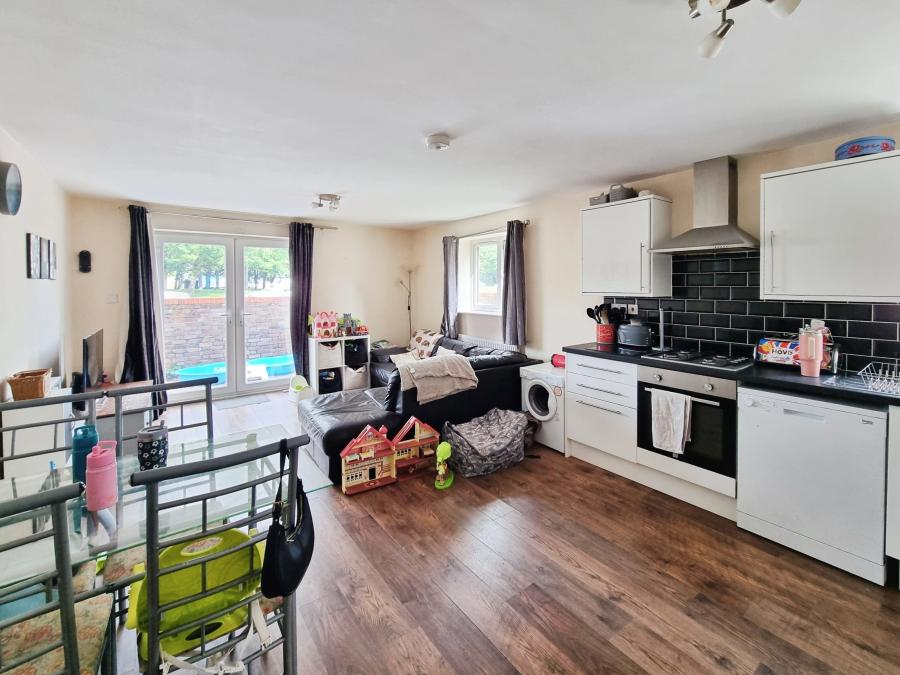 Flat Gordon Avenue in Arun