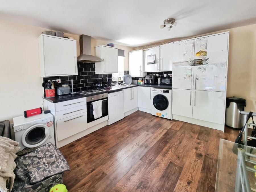 Flat Gordon Avenue in Arun