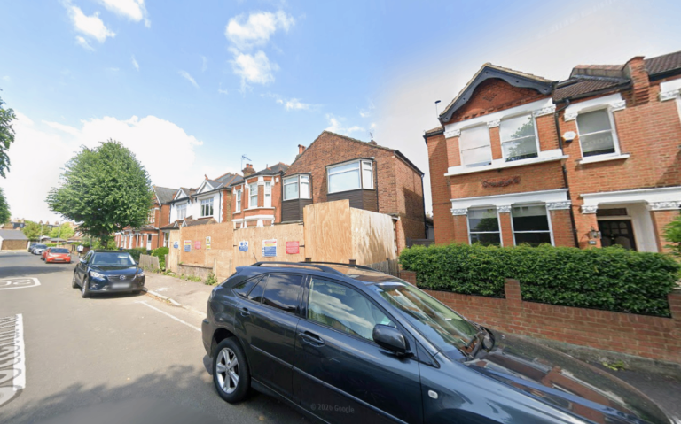 Flat Dennan Road in Greater London