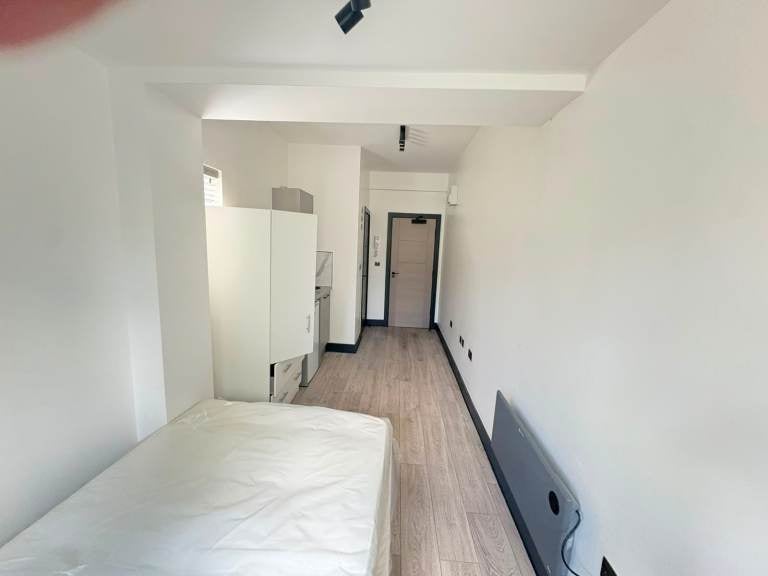 Flat Dennan Road in Greater London