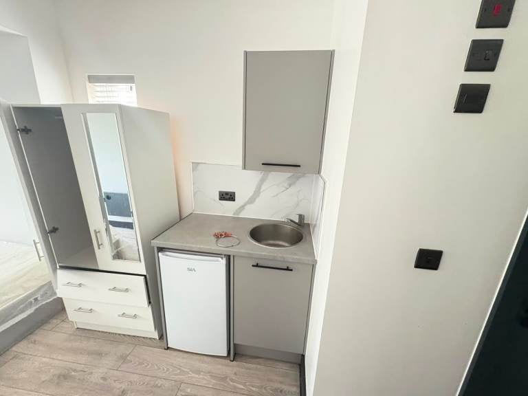 Flat Dennan Road in Greater London