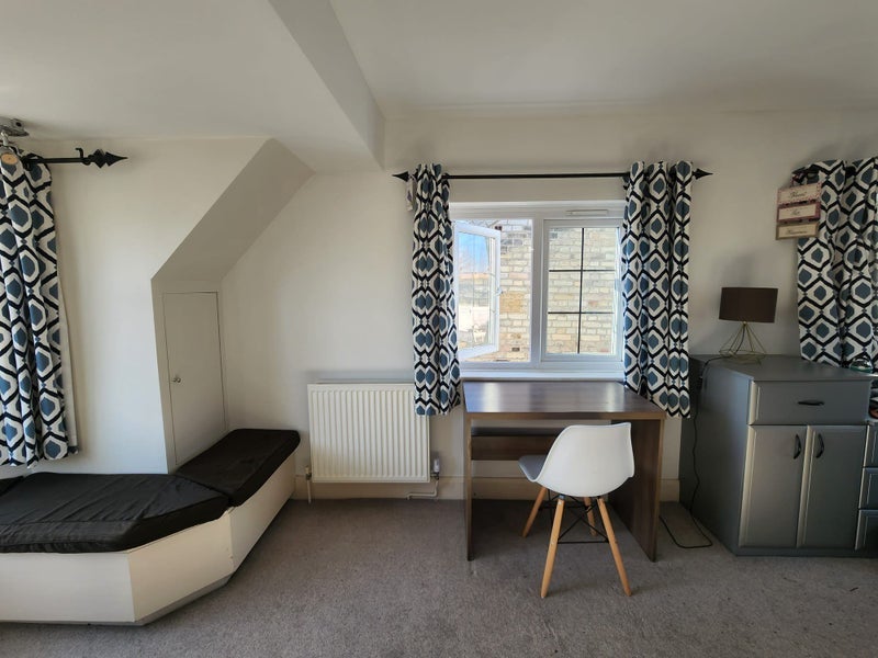 Room Lebanon Gardens in Greater London