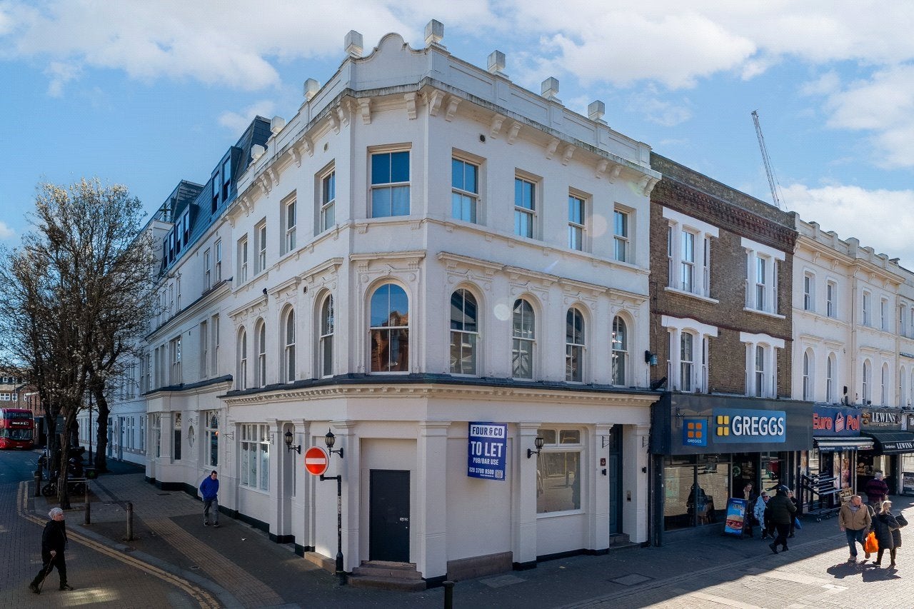 Flat High Street in Greater London