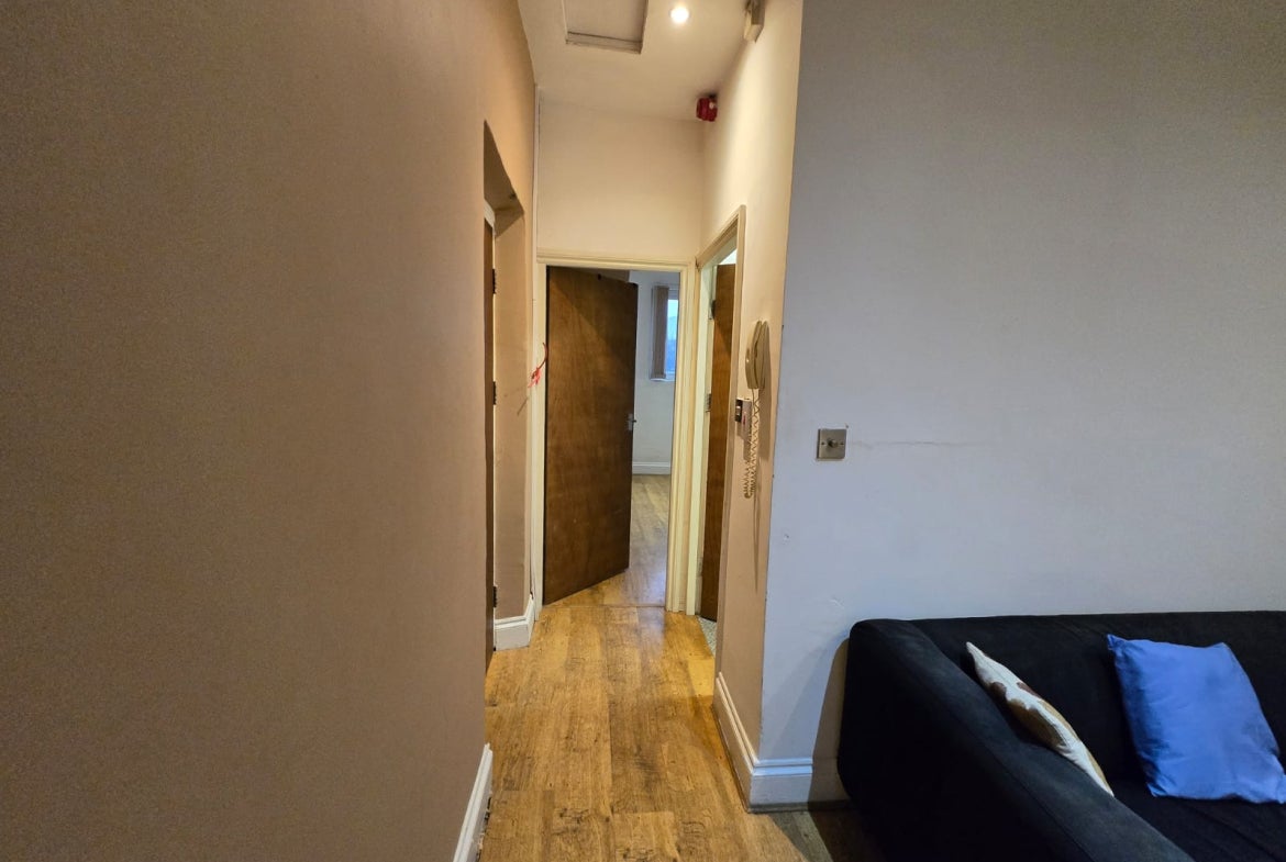 Flat Roundhay Road in Leeds