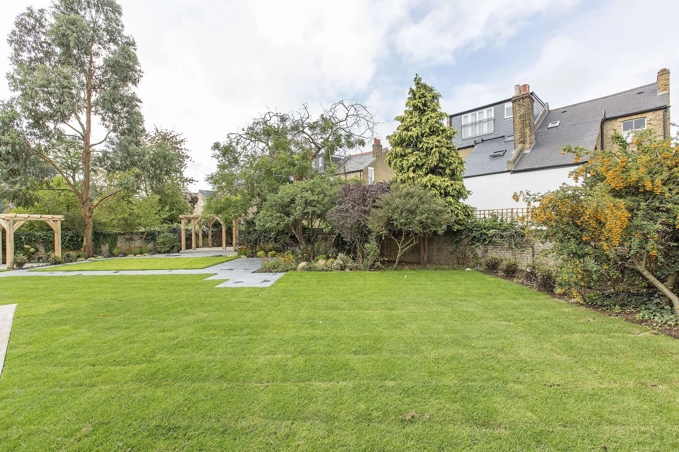 Flat Abbeville Road in Greater London