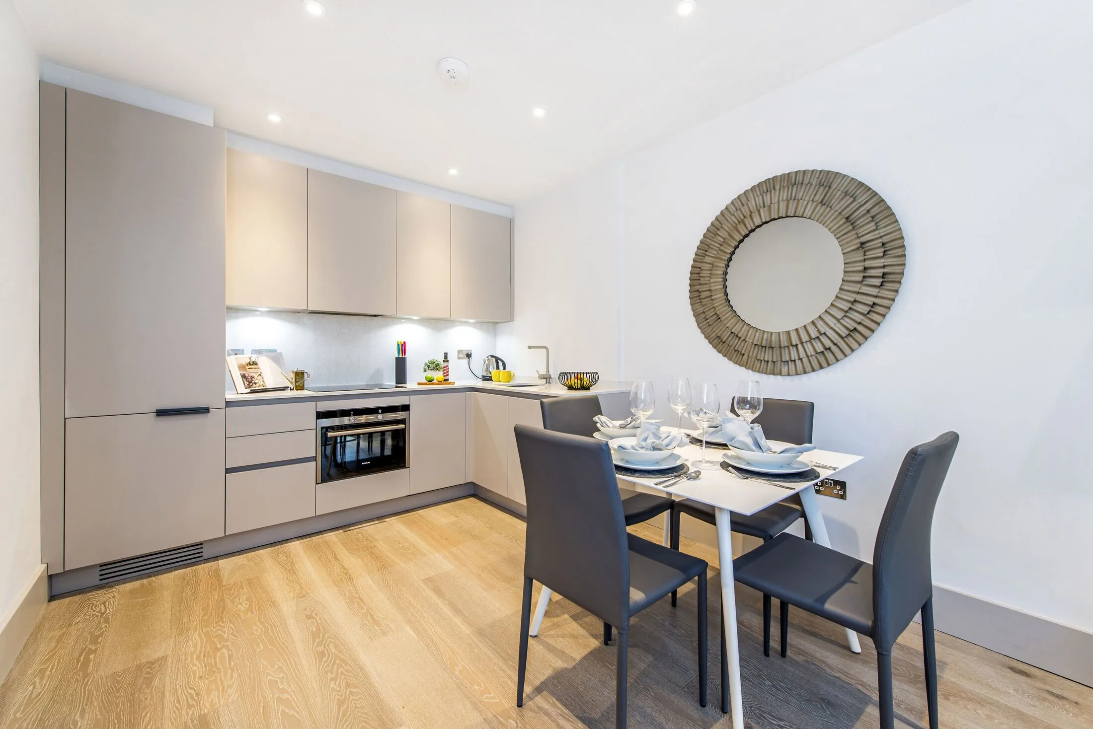 Flat Abbeville Road in Greater London